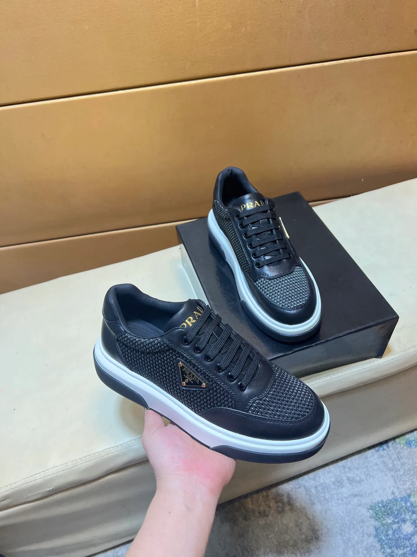 pp560💰👑👑《PRADA》【Classic Original Version】Prada: Top 🔝 Purchasing Agent 🔍🔍Sold at the latest men’s counter simultaneously, imported high-quality original version from Italy 🇮🇹: 🔝Brand silk calfskin·Shoe height, brand logo·Brand high mercerized canvas cloth·Tongue screen printing Brand logo: Prominent (high-end, extravagance, class), exquisite workmanship (imported Italian 🇮🇹 water-based mesh lining, 🐂cowhide feet), soles: original soles specially provided by the original factory, double-layer movable molding: transparent air cushion bottom, environmentally friendly, wear-resistant, ultra-light, comfortable, 🌲🌲🌲, real-life photos 🎬The real ones are more beautiful Flying code number 38-44